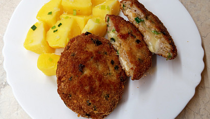 Karbanátky s jarní cibulkou plněné hermelínem