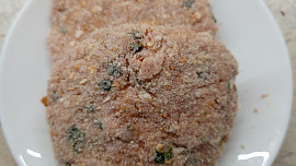 Karbanátky s jarní cibulkou plněné hermelínem