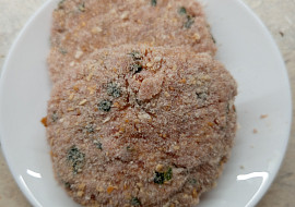 Karbanátky s jarní cibulkou plněné hermelínem