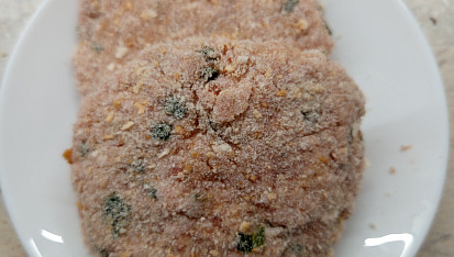 Karbanátky s jarní cibulkou plněné hermelínem