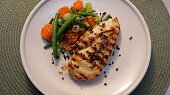 Kuřecí steak s fazolkami, mrkví a řapíkem na česneku