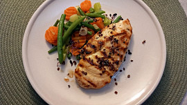 Kuřecí steak s fazolkami, mrkví a řapíkem na česneku