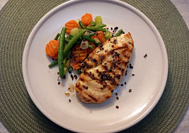 Kuřecí steak s fazolkami, mrkví a řapíkem na česneku