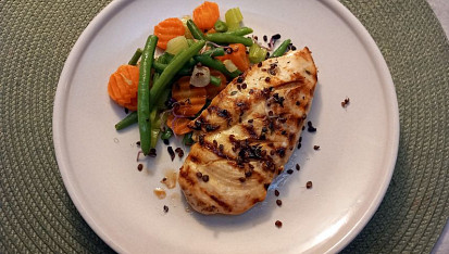 Kuřecí steak s fazolkami, mrkví a řapíkem na česneku