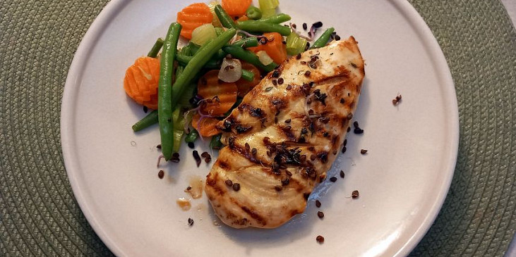 Kuřecí steak s fazolkami, mrkví a řapíkem na česneku