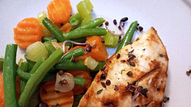 Kuřecí steak s fazolkami, mrkví a řapíkem na česneku