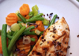 Kuřecí steak s fazolkami, mrkví a řapíkem na česneku