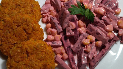 Mrkvové karbanátky, So šalátom z červenej repy a kukurice