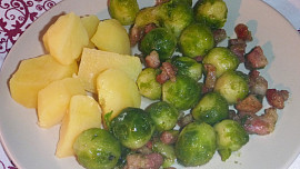 Růžičková kapusta se slaninou