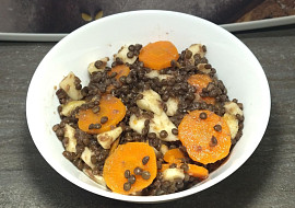 Salát z beluga čočky s jablkem