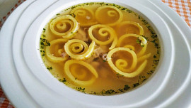 Slepičí vývar s celestýnskými nudlemi