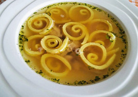 Slepičí vývar s celestýnskými nudlemi