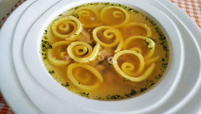 Slepičí vývar s celestýnskými nudlemi