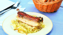 Vepřový bůček pečený v zelí