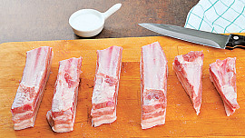 Vepřový bůček pečený v zelí