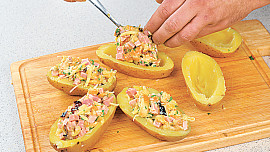 Zapečené plněné brambory s uzeným masem