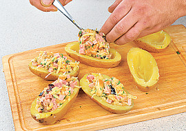 Zapečené plněné brambory s uzeným masem