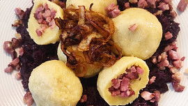 Bramborové knedlíky plněné mletým masem na červeném zelí