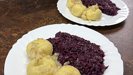 Bramborové knedlíky plněné uzeným masem