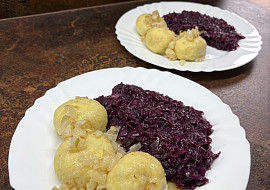 Bramborové knedlíky plněné uzeným masem