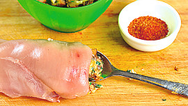 Kuřecí prsíčko s žampionovou nádivkou a bramborovou kaší