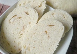 Kynutý houskový knedlík v páře (Dala jsem oproti receptu méně droždí a více soli.)