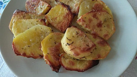 Nové  brambory, zapečené v  okořeněné  zakysané smetaně
