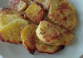 Nové  brambory, zapečené v  okořeněné  zakysané smetaně (vypečené do chrumkava)
