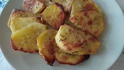 Nové  brambory, zapečené v  okořeněné  zakysané smetaně, vypečené do chrumkava