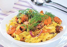 Nudle s lososem a koprem