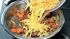 Nudle s lososem a koprem