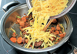 Nudle s lososem a koprem