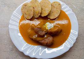 Krémová dýňová omáčka s kořenovou zeleninou a zakysanou smetanou