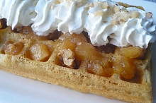 S podušenými jablky, ořechy a šlehačkou