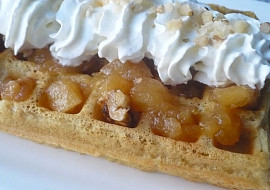 Rychlé vafle bez vajec a cukru (S podušenými jablky a šlehačkou)