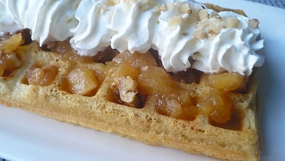 Rychlé vafle bez vajec a cukru, S podušenými jablky, ořechy a šlehačkou