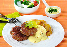 Sekaný biftek s dijonskou omáčkou