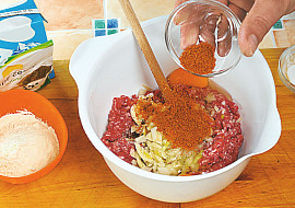 Sekaný biftek s dijonskou omáčkou