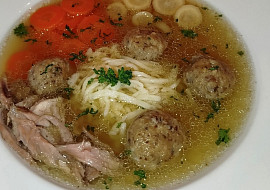 Silný kuřecí vývar s drůbežími knedlíčky s libečkem