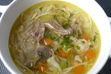 V polévce směs zeleniny včetně pórku.