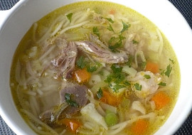 Silný slepičí vývar s nudlemi (V polévce směs zeleniny včetně pórku.)