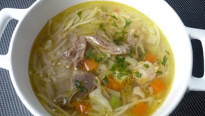 Silný slepičí vývar s nudlemi, V polévce směs zeleniny včetně pórku.