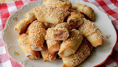 Sýrové křupavé rohlíčky se šunkou