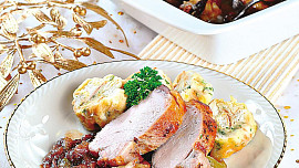 Vepřová pečeně na víně s jablky a knedlíkem