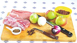 Vepřová pečeně na víně s jablky a knedlíkem