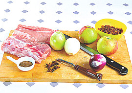 Vepřová pečeně na víně s jablky a knedlíkem