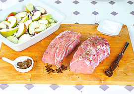 Vepřová pečeně na víně s jablky a knedlíkem