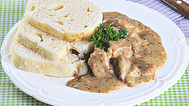 Zadělávané vepřové kostky s majoránkou a knedlíkem