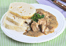 Zadělávané vepřové kostky s majoránkou a knedlíkem