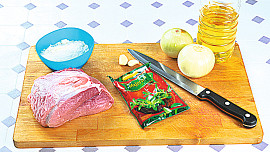 Zadělávané vepřové kostky s majoránkou a knedlíkem